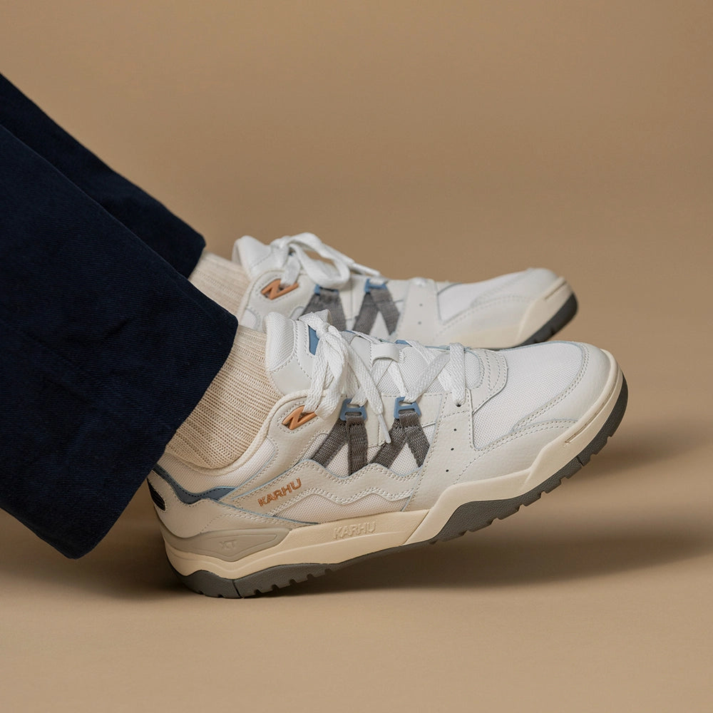 Karhu Fusion XT Blanc De Blanc Hematite F850023 Sneaker Ansicht onfeet1 – STICKABUSH Store Berlin-Kreuzberg
