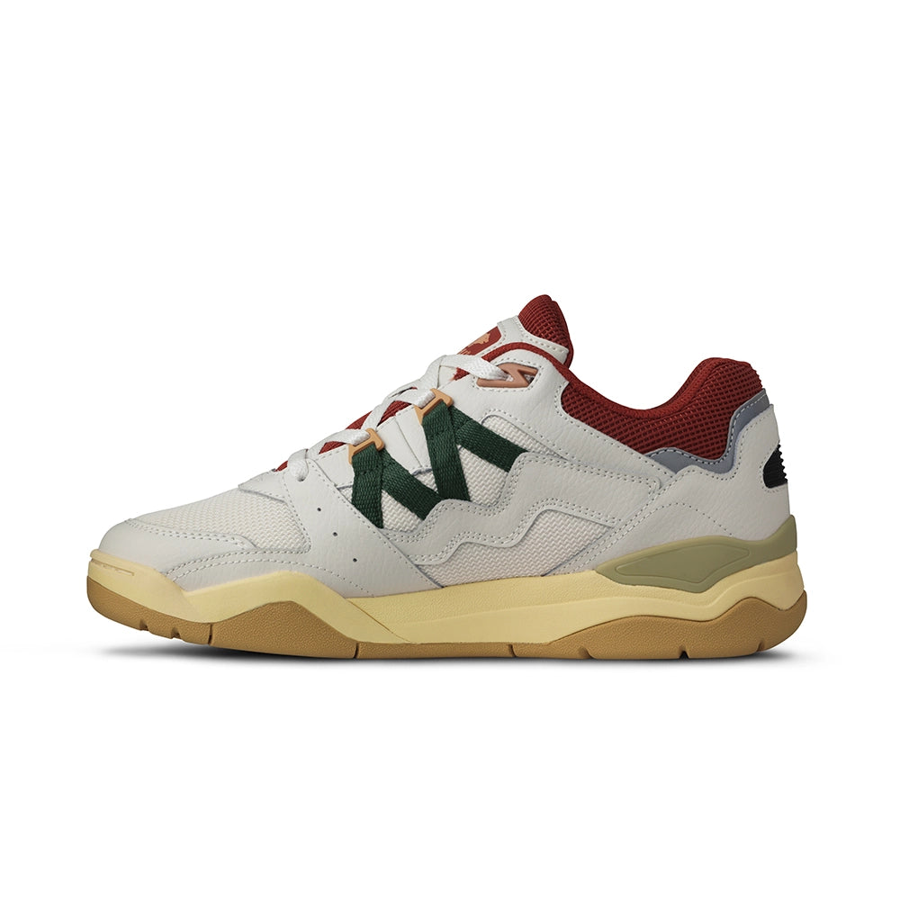 “Weiß-grüne Karhu Fusion XT Herren Sneaker (Blanc de Blanc / Pineneedle) aus Leder und Mesh mit gummierten Overlays bei Stickabush.“
