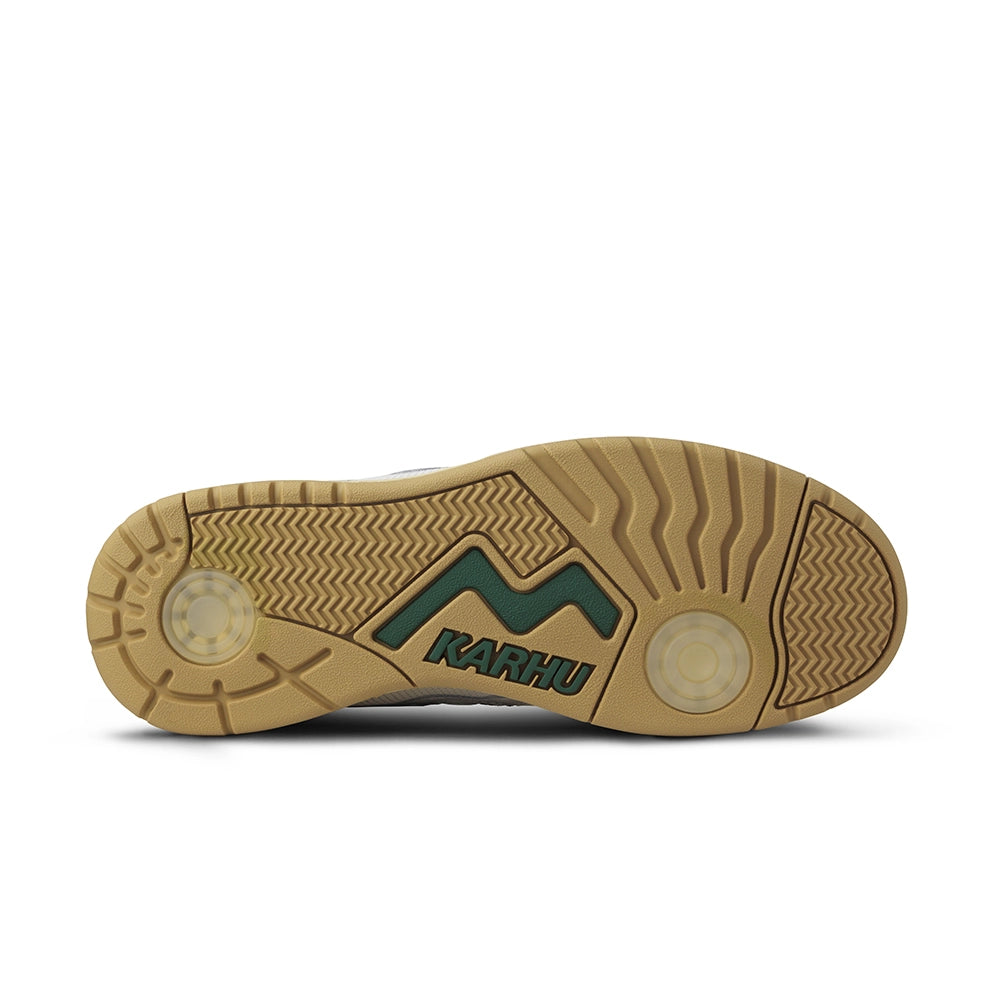 “Weiß-grüne Karhu Fusion XT Herren Sneaker (Blanc de Blanc / Pineneedle) aus Leder und Mesh mit gummierten Overlays bei Stickabush.“