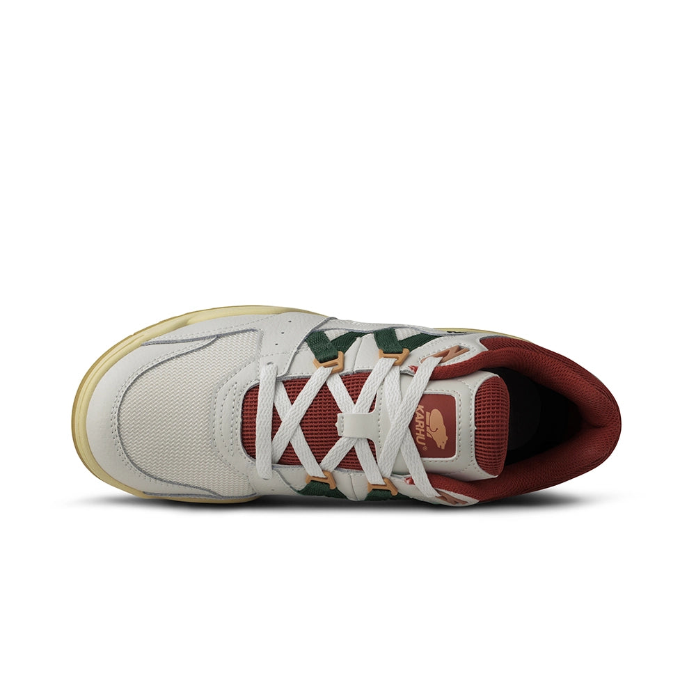 “Weiß-grüne Karhu Fusion XT Herren Sneaker (Blanc de Blanc / Pineneedle) aus Leder und Mesh mit gummierten Overlays bei Stickabush.“