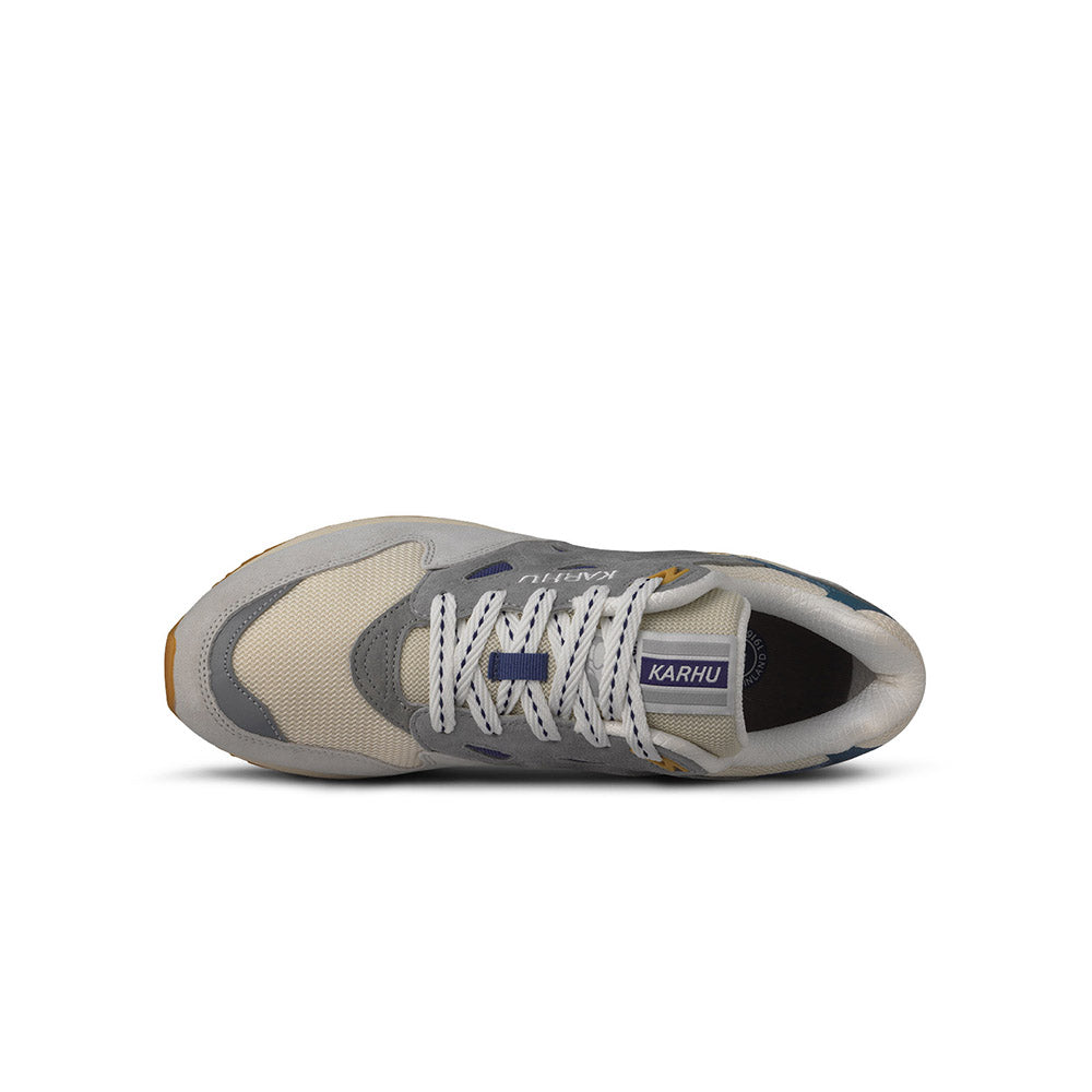 "Karhu Legacy 96 Sneaker in Foggy Dew/Skipper Blue, F806080, Wildleder und Mesh, Retro-Design, hellgrau mit blauen Akzenten."