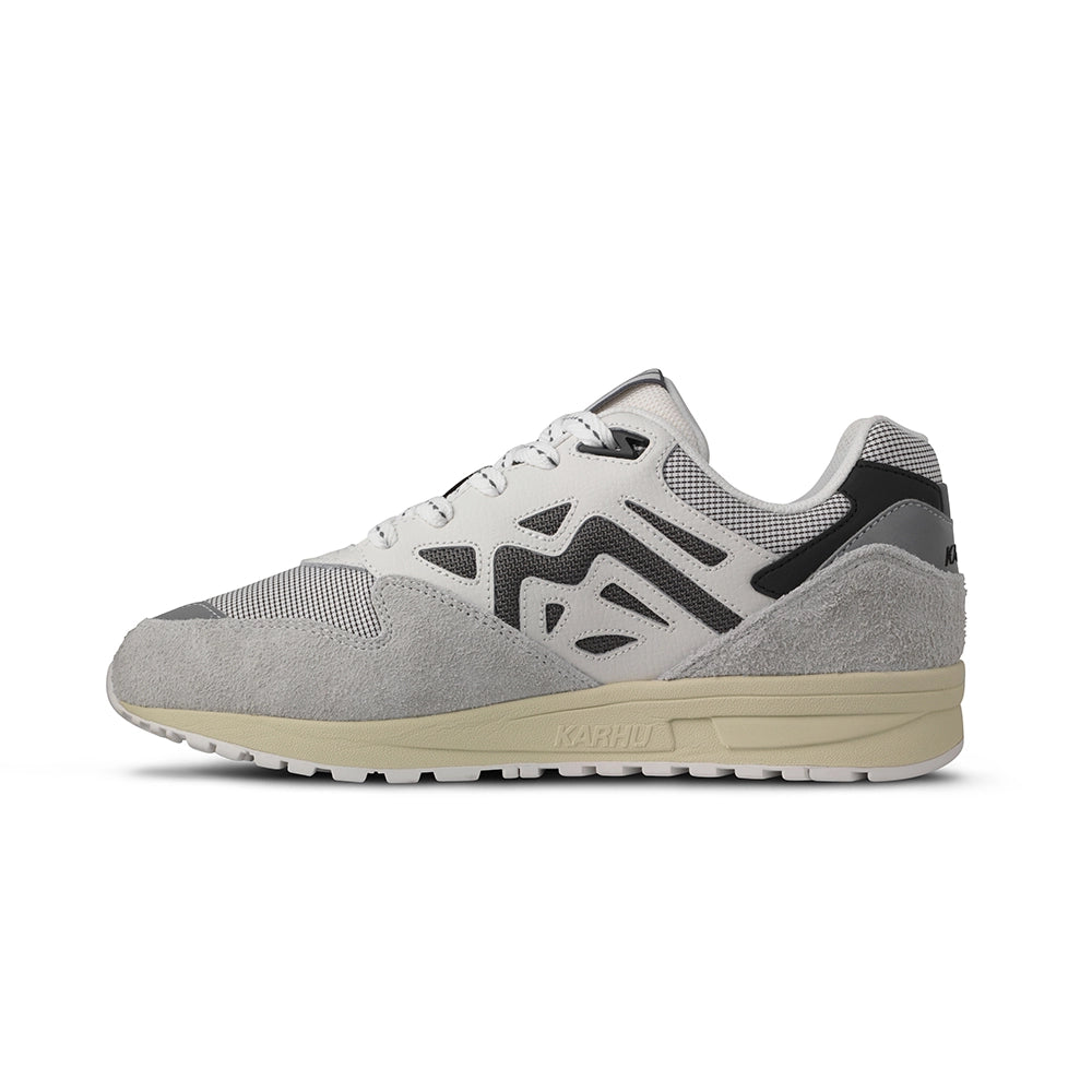 “Karhu Legacy 96 Herren Sneaker Foggy Dew Turbulence F806092 – Klassischer Retro-Runner mit finnischer Air Cushion Technologie bei Stickabush Berlin.“