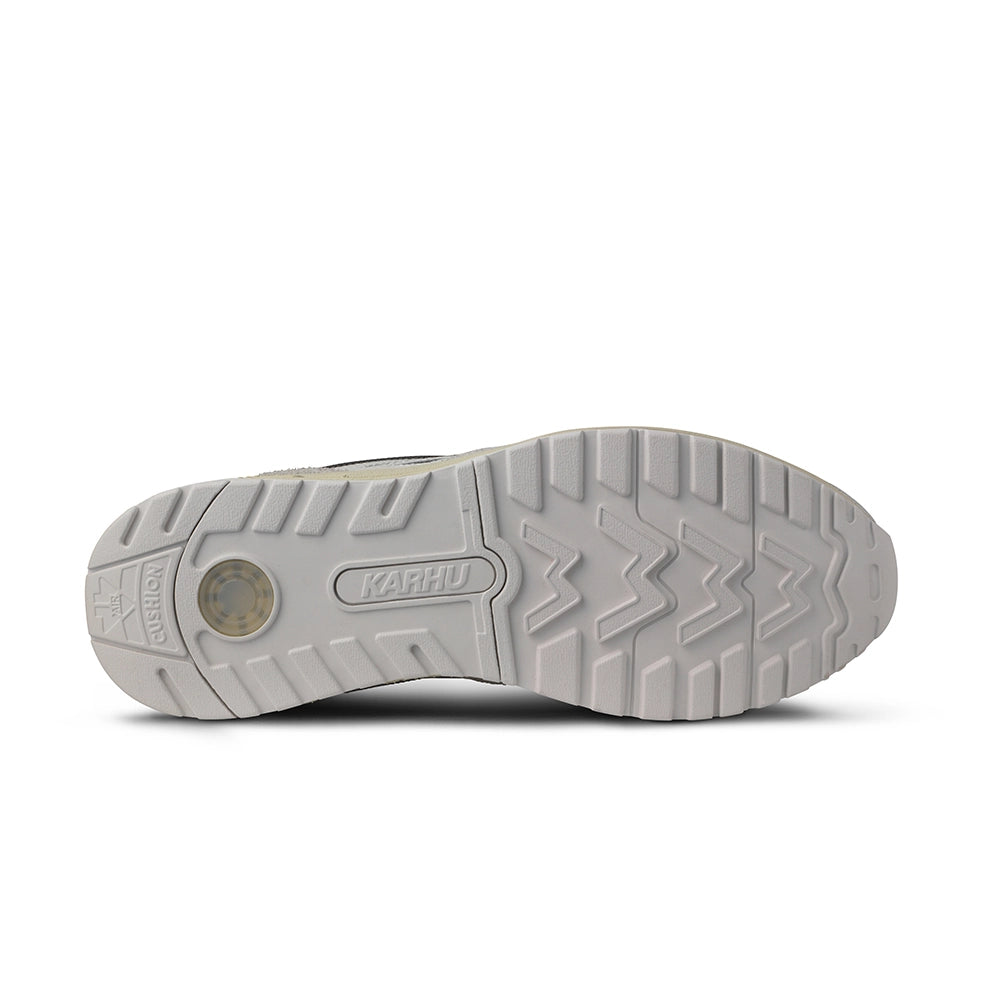 “Karhu Legacy 96 Herren Sneaker Foggy Dew Turbulence F806092 – Klassischer Retro-Runner mit finnischer Air Cushion Technologie bei Stickabush Berlin.“