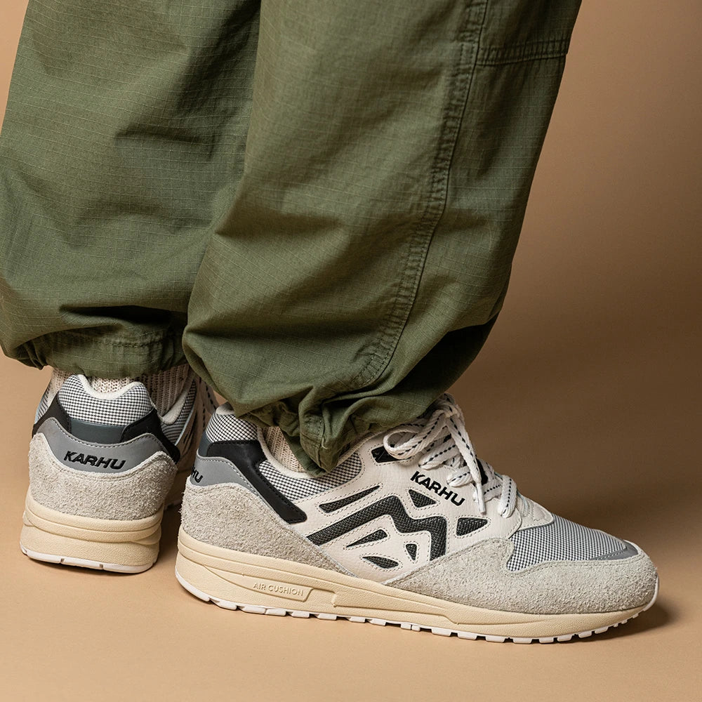 “Karhu Legacy 96 Herren Sneaker Foggy Dew Turbulence F806092 – Klassischer Retro-Runner mit finnischer Air Cushion Technologie bei Stickabush Berlin.“