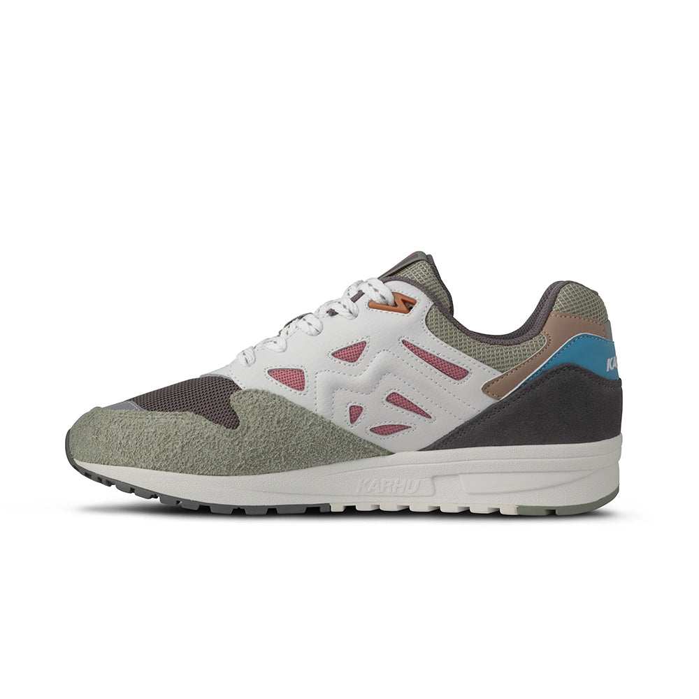 “Karhu Legacy 2.0 Herren Sneaker (Flower Pack) in Dark Gull Gray (Grau / Braun) aus Wildleder und Mesh bei Stickabush.“