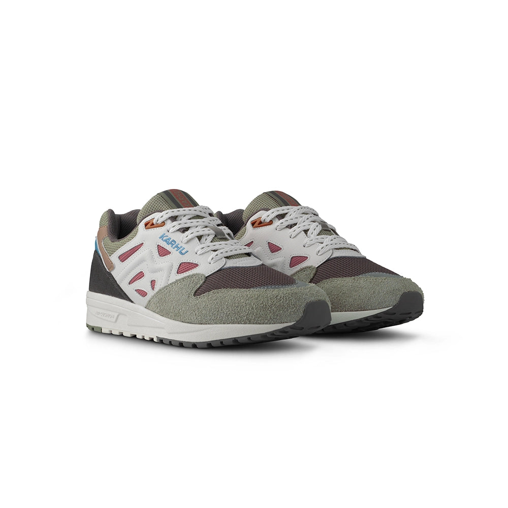 “Karhu Legacy 2.0 Herren Sneaker (Flower Pack) in Dark Gull Gray (Grau / Braun) aus Wildleder und Mesh bei Stickabush.“