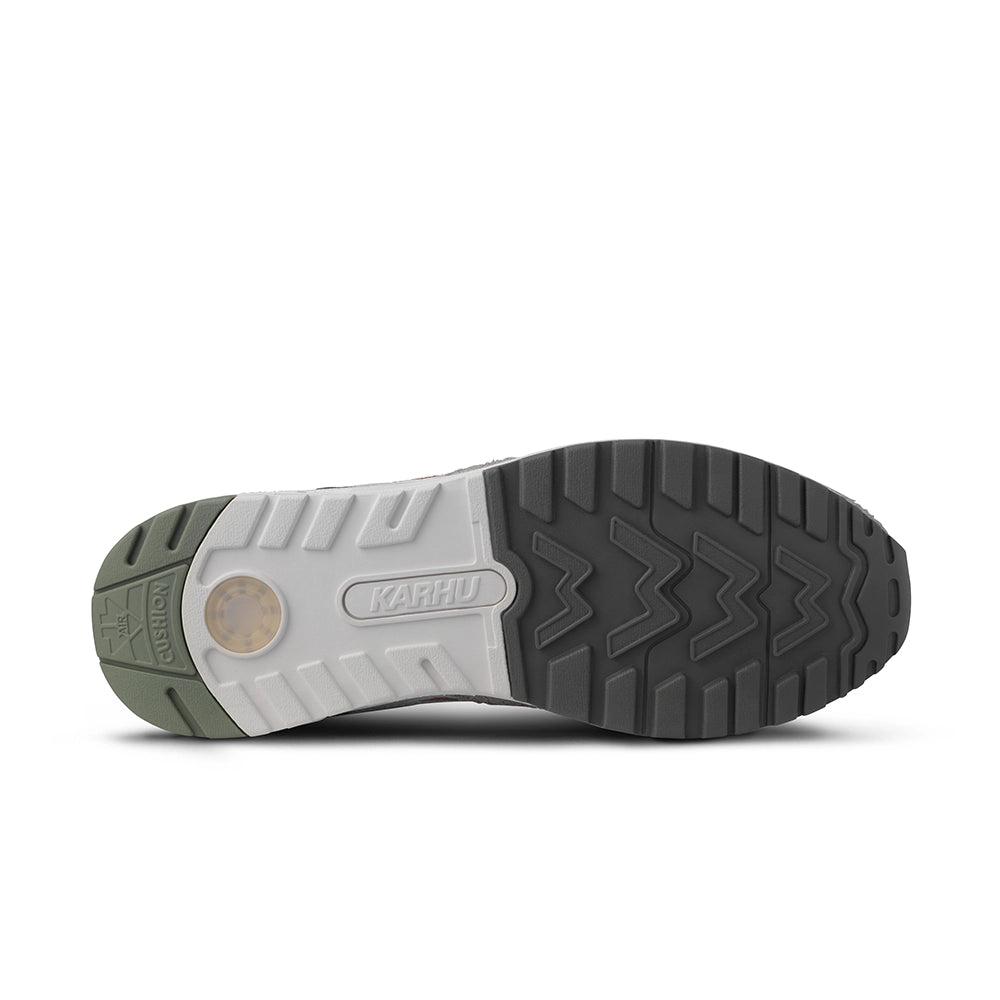 “Karhu Legacy 2.0 Herren Sneaker (Flower Pack) in Dark Gull Gray (Grau / Braun) aus Wildleder und Mesh bei Stickabush.“