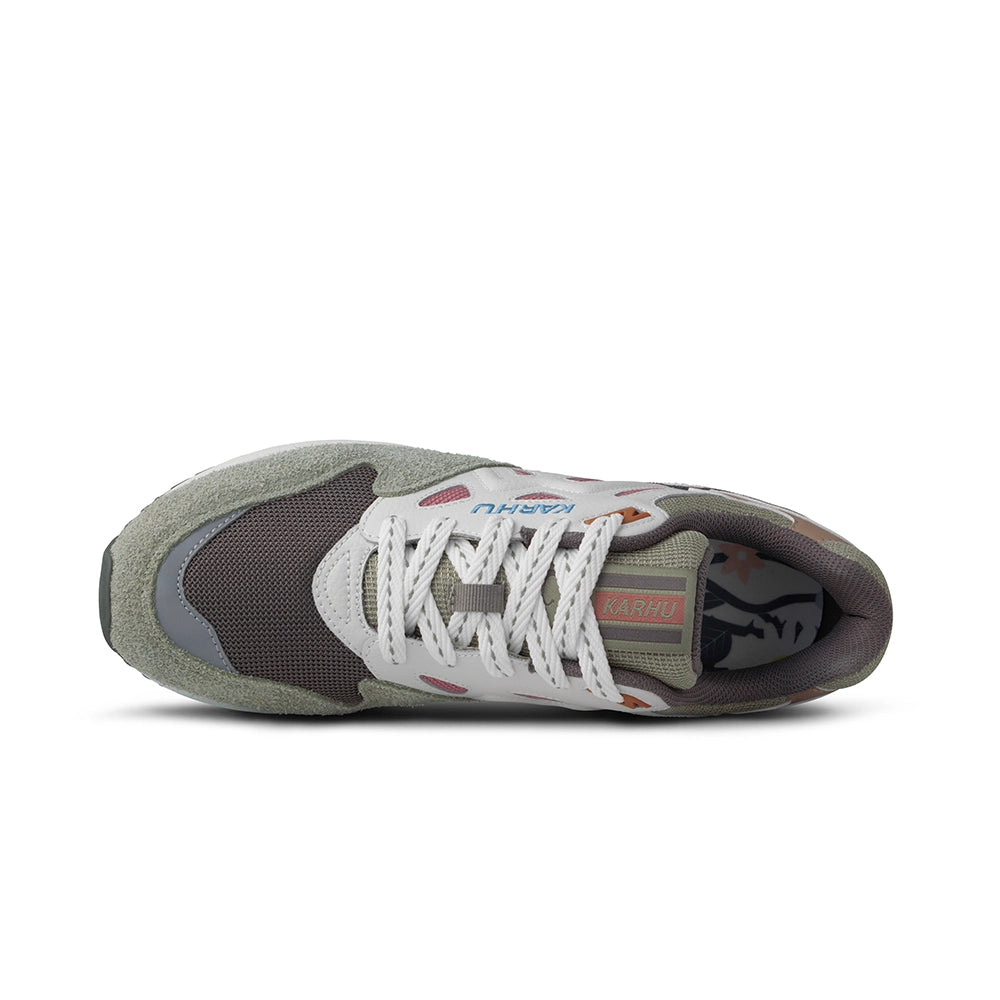 “Karhu Legacy 2.0 Herren Sneaker (Flower Pack) in Dark Gull Gray (Grau / Braun) aus Wildleder und Mesh bei Stickabush.“