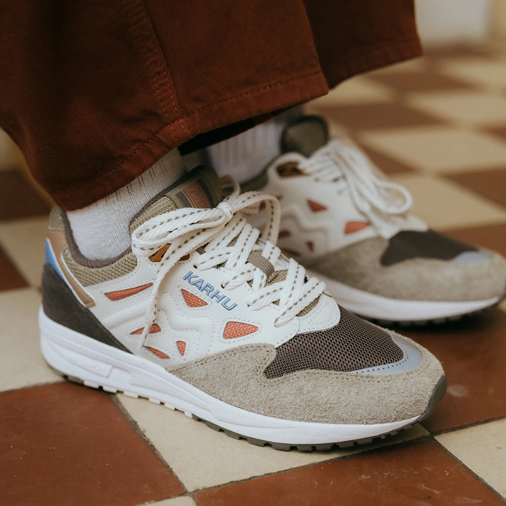 “Karhu Legacy 2.0 Herren Sneaker (Flower Pack) in Dark Gull Gray (Grau / Braun) aus Wildleder und Mesh bei Stickabush.“