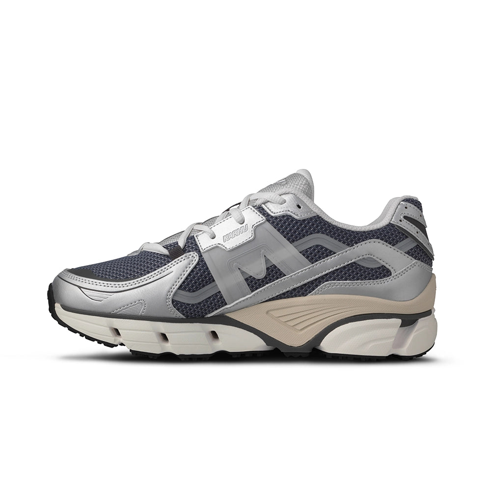 “Graublau/Silber farbener Karhu Super Fulcrum Herren Sneaker aus Mesh und Wildleder mit blaugrauen (Vintage Indigo) Akzenten bei Stickabush.“