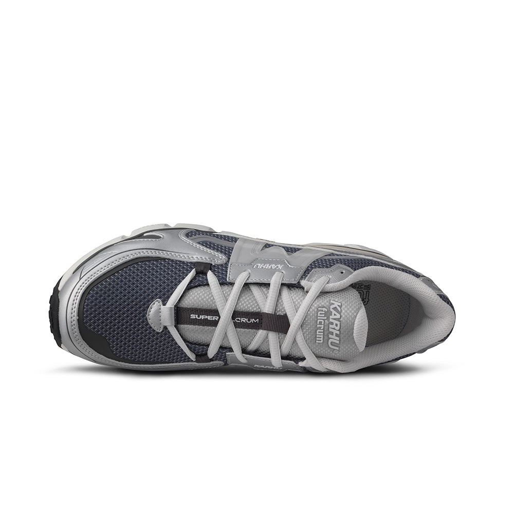 “Graublau/Silber farbener Karhu Super Fulcrum Herren Sneaker aus Mesh und Wildleder mit blaugrauen (Vintage Indigo) Akzenten bei Stickabush.“