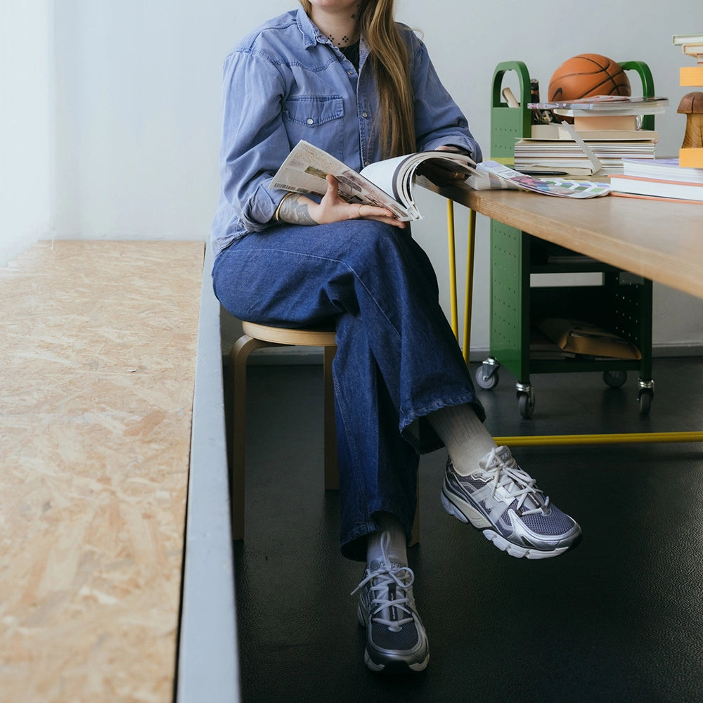 “Graublau/Silber farbener Karhu Super Fulcrum Herren Sneaker aus Mesh und Wildleder mit blaugrauen (Vintage Indigo) Akzenten bei Stickabush.“