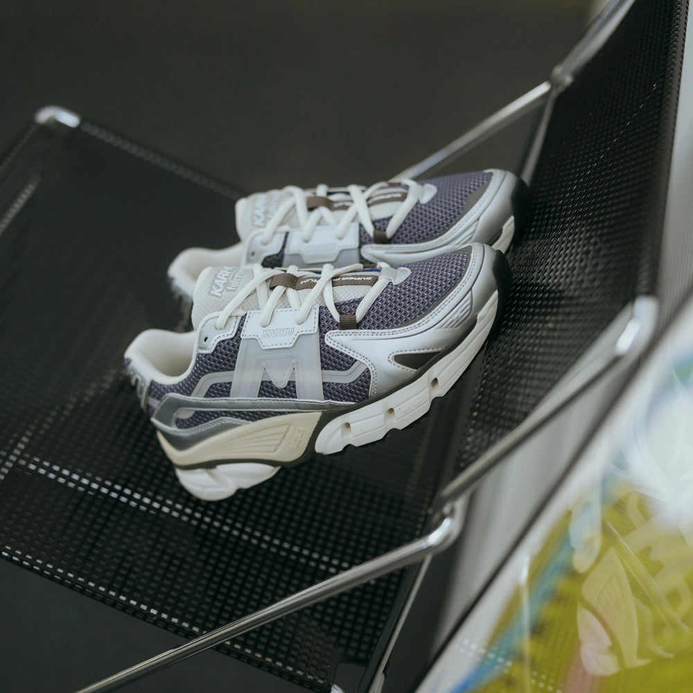 “Graublau/Silber farbener Karhu Super Fulcrum Herren Sneaker aus Mesh und Wildleder mit blaugrauen (Vintage Indigo) Akzenten bei Stickabush.“