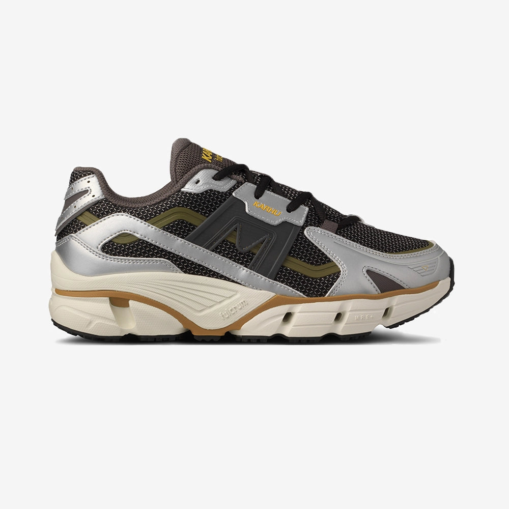 "Karhu Super Fulcrum Silver Dark Gull F860031 jetzt bei Stickabush Berlin.“