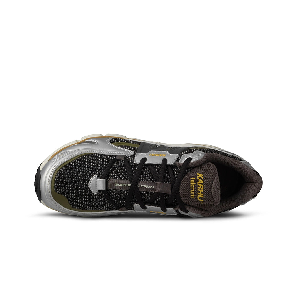 "Karhu Super Fulcrum Silver Dark Gull F860031 jetzt bei Stickabush Berlin.“