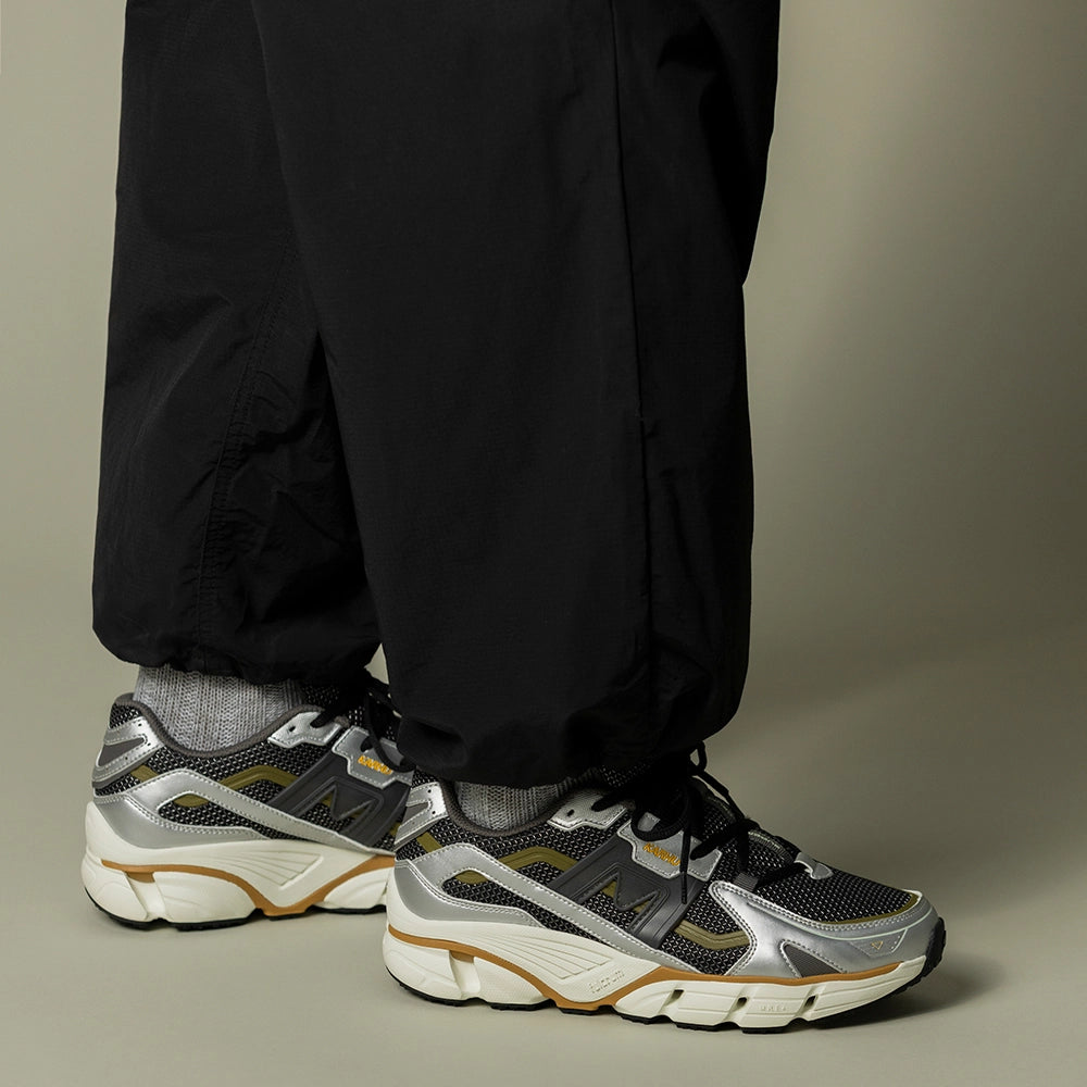 "Karhu Super Fulcrum Silver Dark Gull F860031 jetzt bei Stickabush Berlin.“