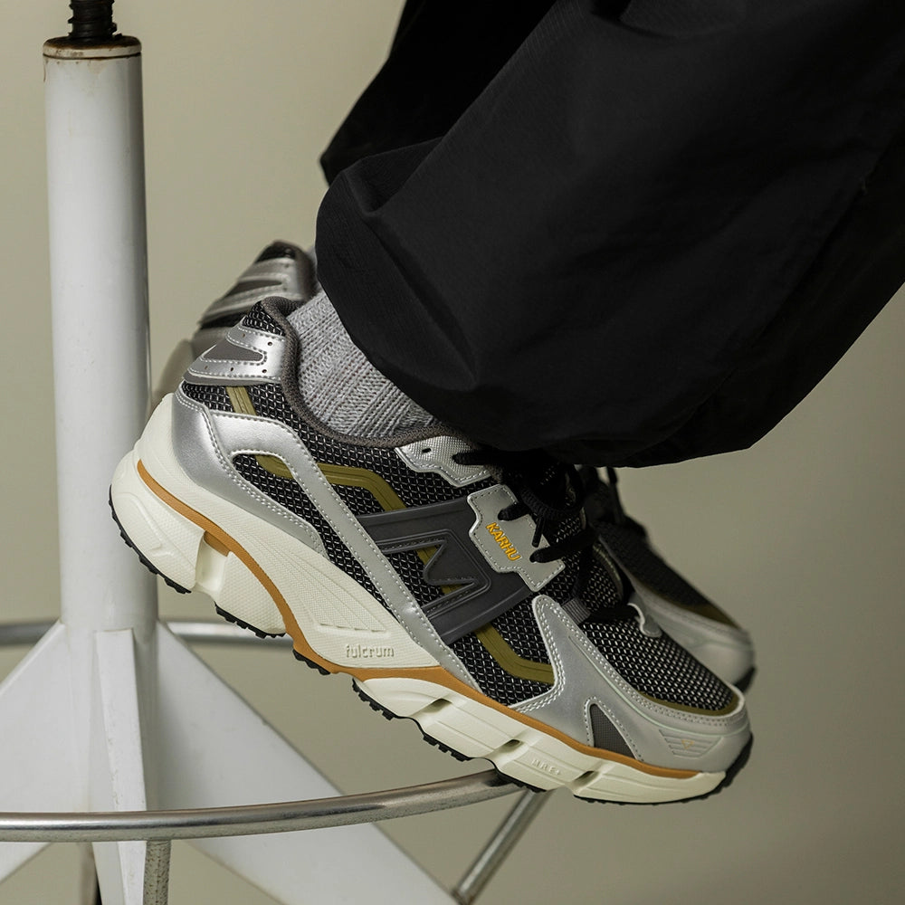 "Karhu Super Fulcrum Silver Dark Gull F860031 jetzt bei Stickabush Berlin.“