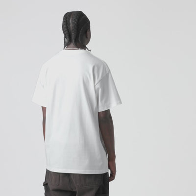 Carhartt WIP S/S Archive '95 T-Shirt in White – Video mit Model des weißen Heritage-T-Shirts mit Archiv-Print und Garment-Dyed-Waschung.