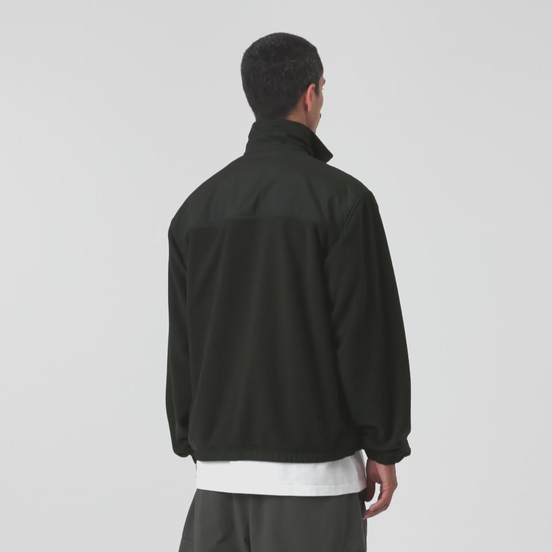 Carhartt WIP Edmore Jacket in Black / White – Video mit Model der schwarz-weißen Jacke mit Reißverschlusstaschen und grafischer Stickerei. 