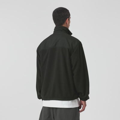 Carhartt WIP Edmore Jacket in Black / White – Video mit Model der schwarz-weißen Jacke mit Reißverschlusstaschen und grafischer Stickerei. 