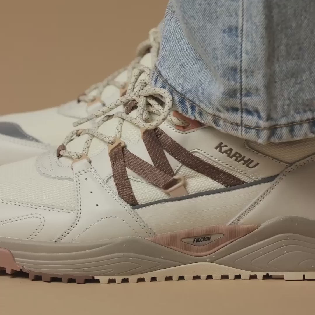 Karhu Fusion XC Trail Sneaker in Lily White und Pine Bark Video Style-ID F830023 bei STICKABUSH Berlin