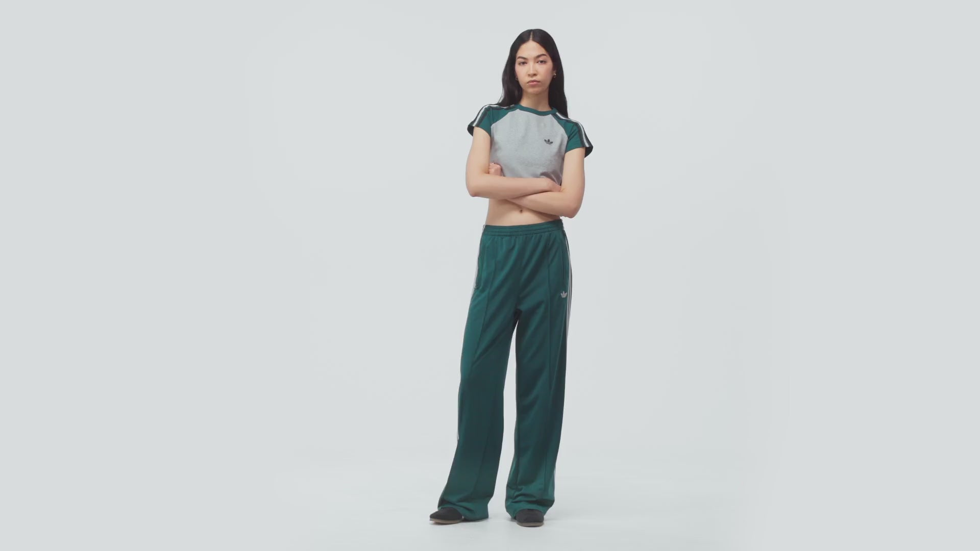 „Dunkelgrüne adidas Originals Firebird Loose Damen Track Pants (KS4672) mit grauen Streifen – weit geschnittene Retro-Trainingshose erhältlich bei Stickabush Berlin.“