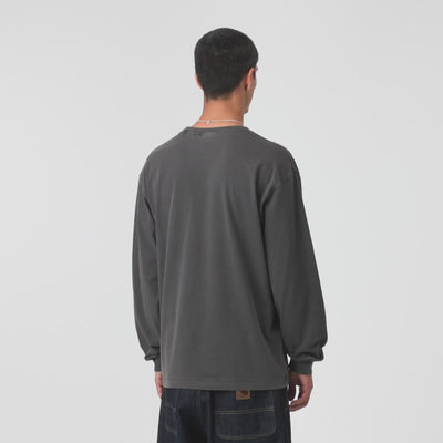 “Video mit Model vom Carhartt WIP Vista Longsleeve in Black. Lockeres Shirt aus Baumwolljersey, mit kleinem Logo-Stick auf der Brust.“