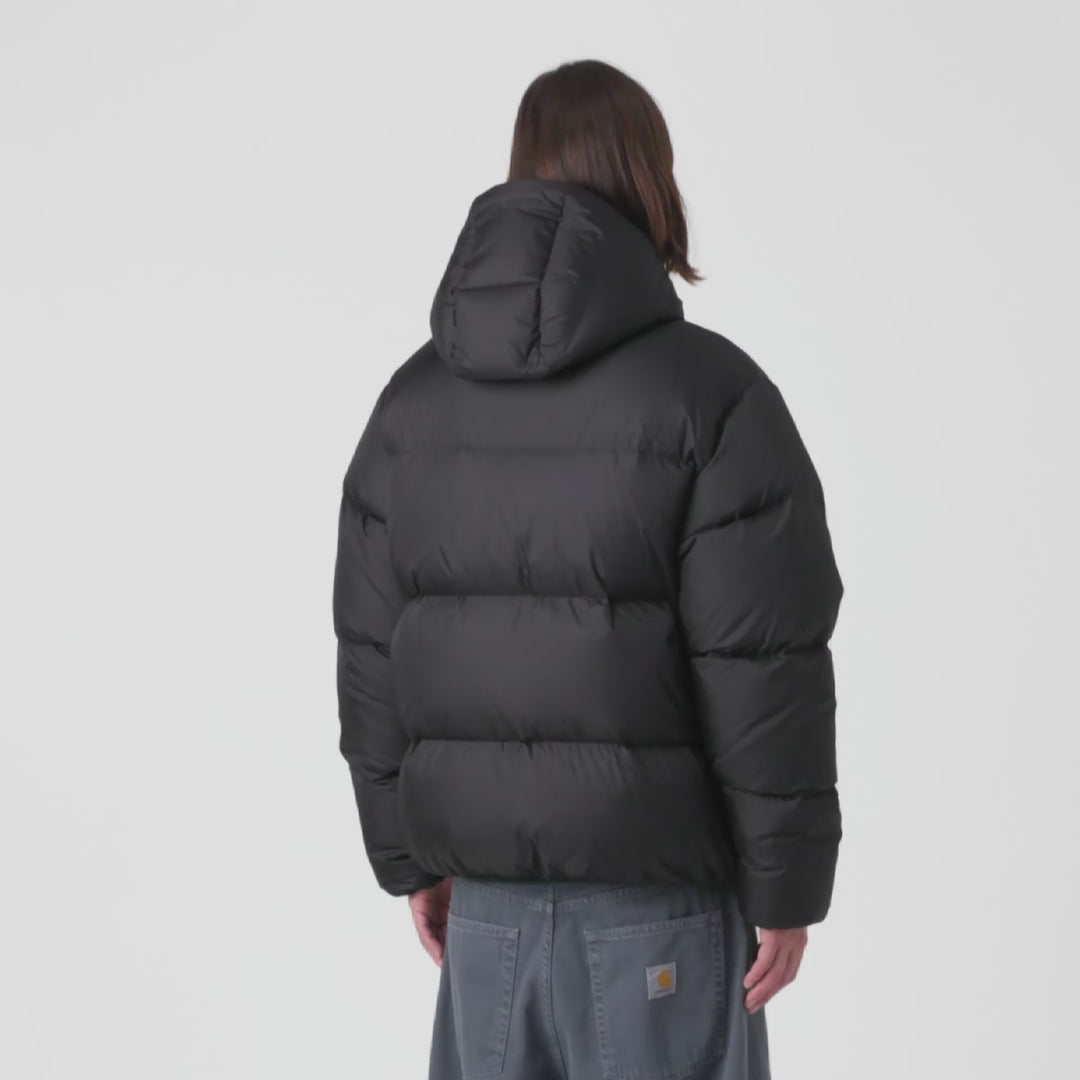 Carhartt WIP Ardon Jacket in Black / Shady Grey mit Kapuze und dezentem Logo-Details – Video mit Model im STICKABUSH Online-Shop