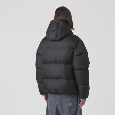 Carhartt WIP Ardon Jacket in Black / Shady Grey mit Kapuze und dezentem Logo-Details – Video mit Model im STICKABUSH Online-Shop