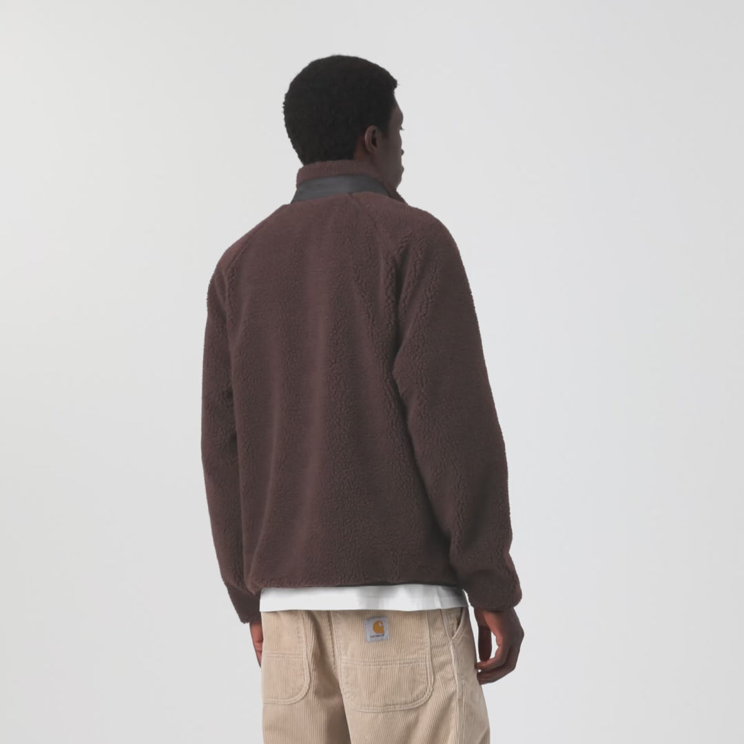 Carhartt WIP Prentis Liner in Palisander / Black – Video mit Model der braunen Fleece-Jacke für Herren mit schwarzen Nylon-Akzenten und Quadrat-Logo.