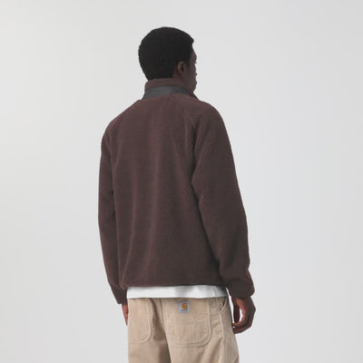 Carhartt WIP Prentis Liner in Palisander / Black – Video mit Model der braunen Fleece-Jacke für Herren mit schwarzen Nylon-Akzenten und Quadrat-Logo.