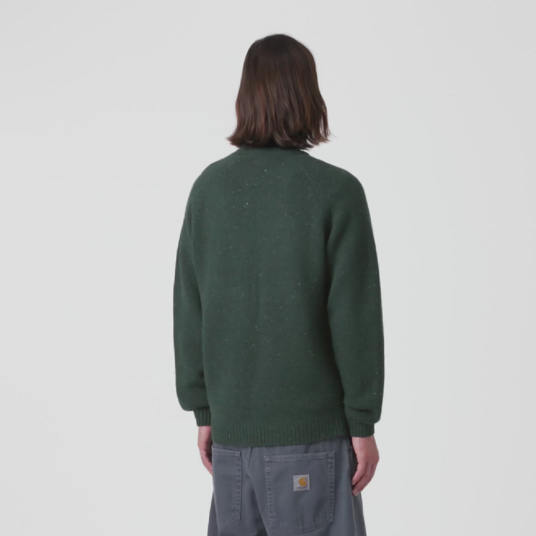 Dunkelgrün gesprenkelter Carhartt WIP Anglistic Sweater in Speckled Dark Scarab aus Wollgemisch mit Raglanärmeln – Video mit Model im STICKABUSH Online-Shop