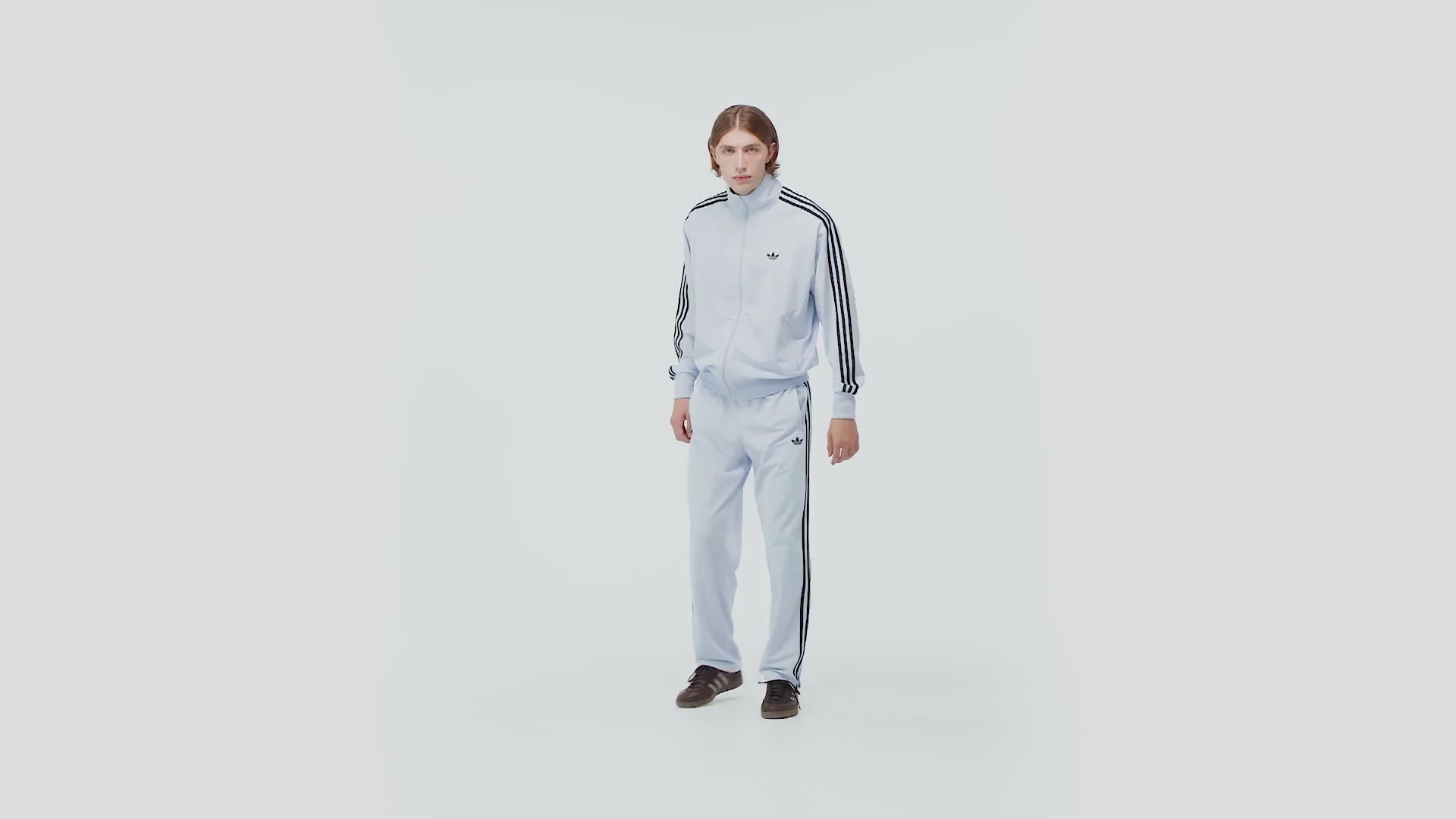 „adidas Originals Firebird Track Pants Crystal Sky KC8010 – Produktvideo, Retro-Trikothose mit 3-Streifen in Hellblau erhältlich bei Stickabush Berlin.“