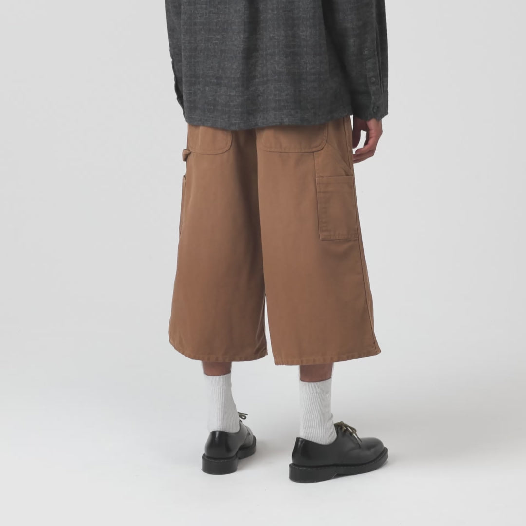 Carhartt WIP OG Single Knee Long Short in WIP H Brown – Video mit Model der braunen Canvas-Workwear-Shorts mit Tool-Taschen und Hammerlasche.