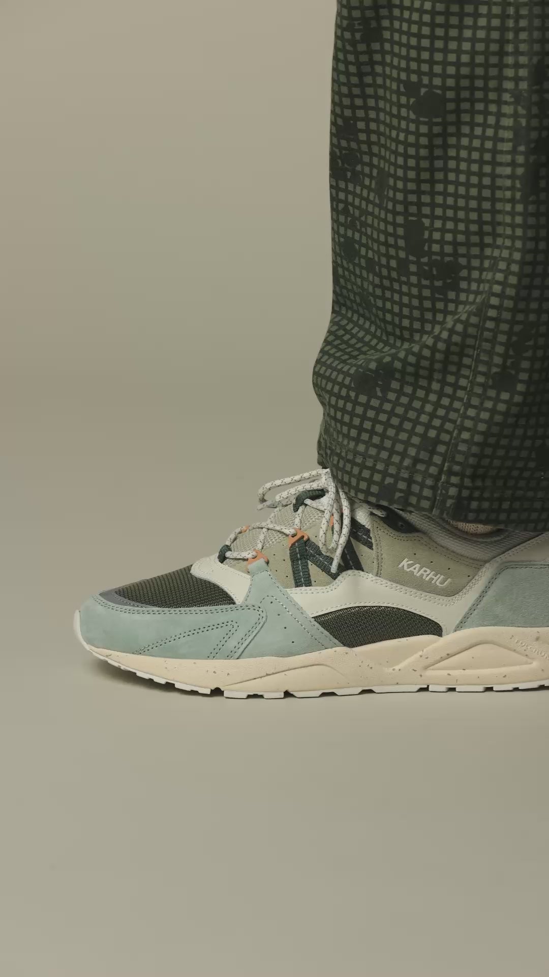 Karhu Fusion 2.0 Sneaker in Sea Foam und Pineneedle Video, Style-Code F804205 bei STICKABUSH Berlin.