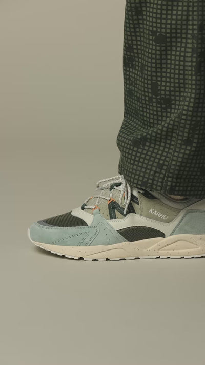 Karhu Fusion 2.0 Sneaker in Sea Foam und Pineneedle Video, Style-Code F804205 bei STICKABUSH Berlin.