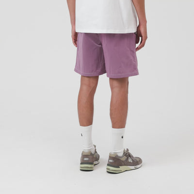 “Video von der Carhartt WIP Canby Swim Trunks in Gentle Purple Lila mit weißem Logo-Schriftzug, lässige Badehose mit Mesh-Innentasche bei Stickabush Berlin.“ 