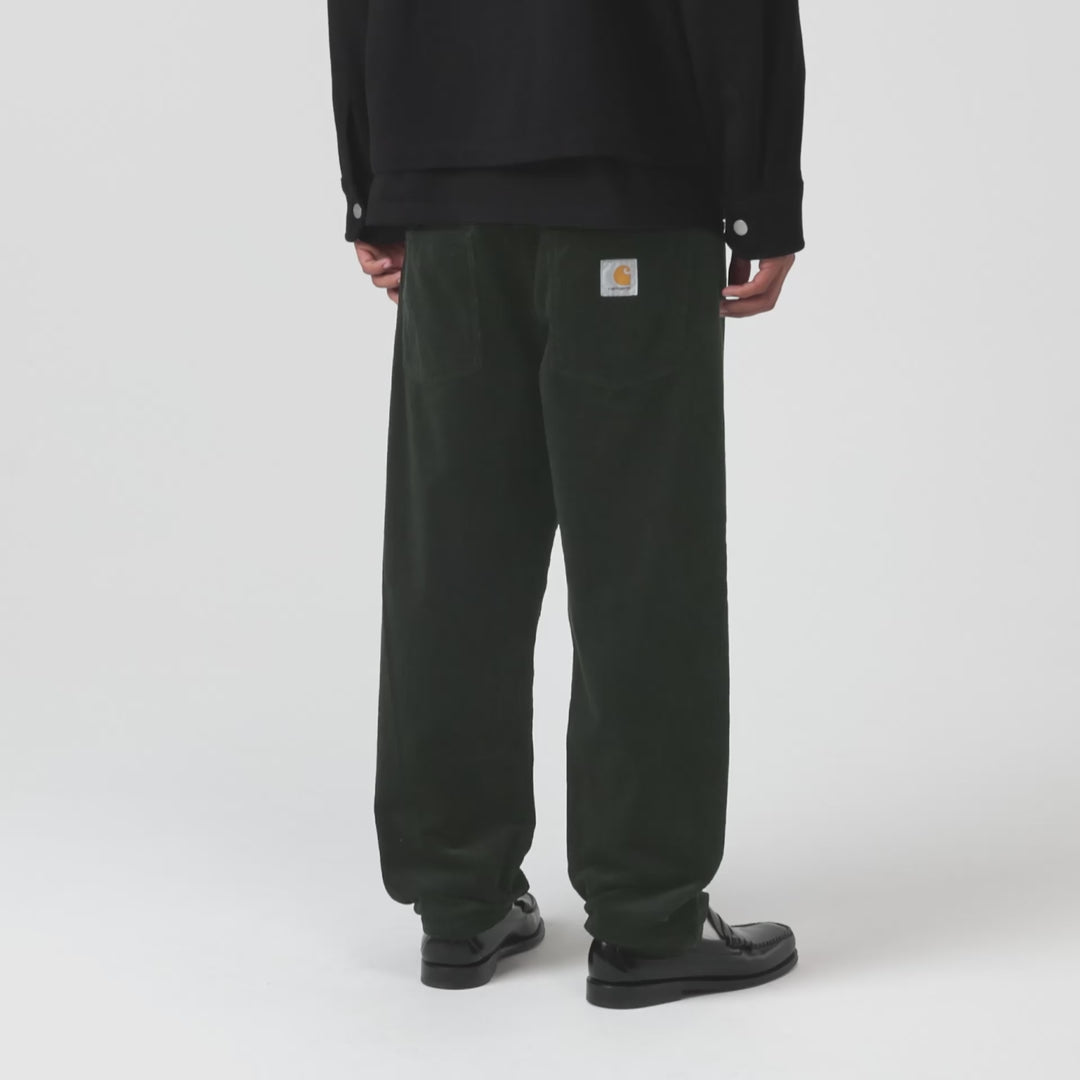 “Video von der Carhartt WIP Newel Pant aus feinem Cordstoff in Dunkelgrün (Raven) mit entspanntem Schnitt und dezentem Logo-Patch auf der Gesäßtasche jetzt bei STICKABUSH.“
