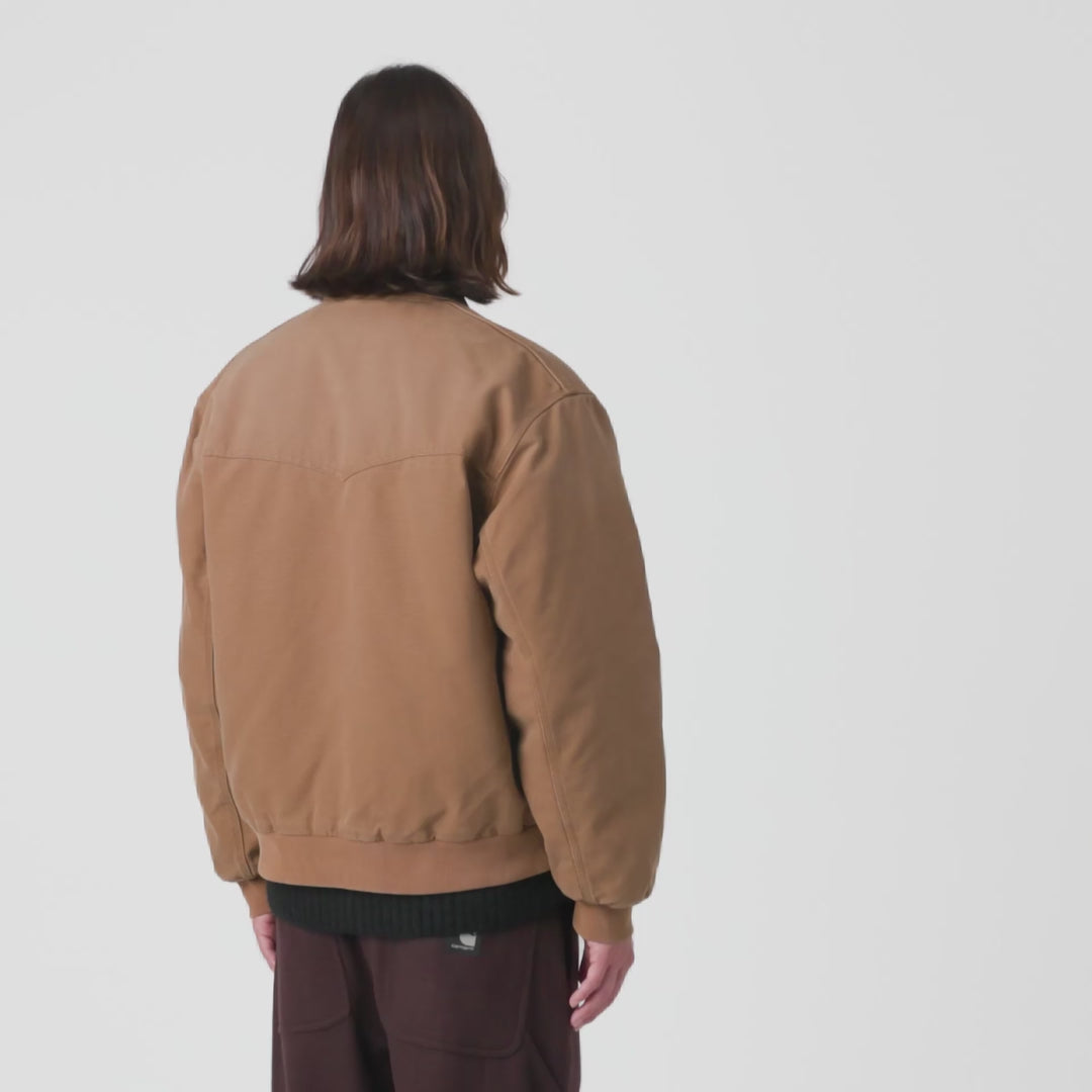 Carhartt WIP OG Santa Fe Jacket in WIP H Brown / Tobacco – Video mit Model der braunen Canvas-Workwear-Jacke mit Kontrast-Cordkragen und Reißverschluss.