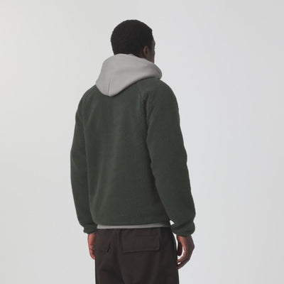 Carhartt WIP Prentis Liner in Raven / Black – Video mit Model der dunkelgrünen Fleece-Jacke mit schwarzen Nylon-Details und Quadrat-Logo.