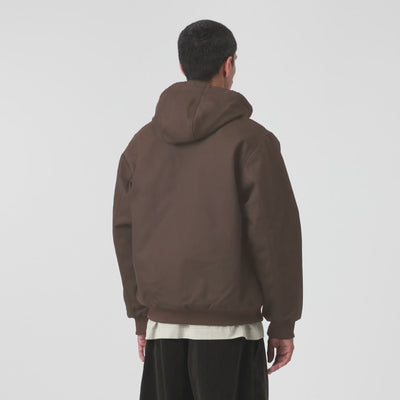 Carhartt WIP Active Jacket Winter in Tobacco – Video mit Model der braunen Canvas-Winterjacke mit Kapuze und wärmendem Thinsulate-Futter.
