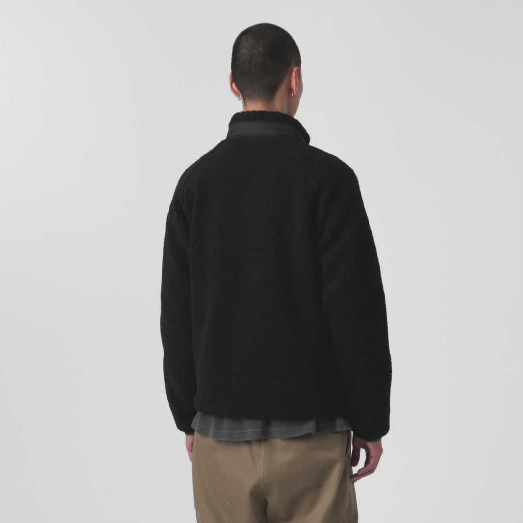 Carhartt WIP Prentis Liner in Black / Black – Video mit Model der schwarzen Fleece-Jacke für Herren mit schwarzen Nylon-Akzenten und Quadrat-Logo.