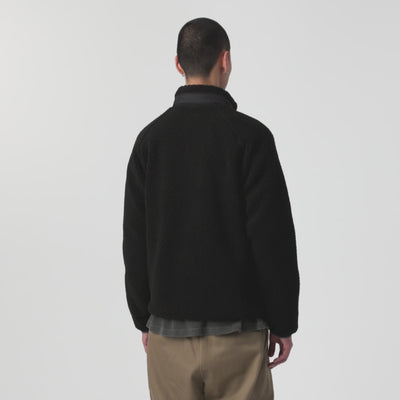 Carhartt WIP Prentis Liner in Black / Black – Video mit Model der schwarzen Fleece-Jacke für Herren mit schwarzen Nylon-Akzenten und Quadrat-Logo.