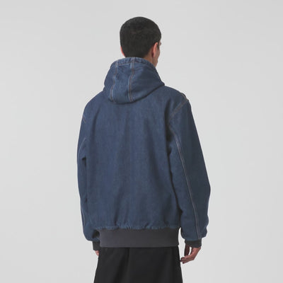 Carhartt WIP OG Active Jacket in Blue (Stone Washed) – Video mit Model der blauen Canvas-Workwear-Jacke mit Kapuze und Kängurutasche.