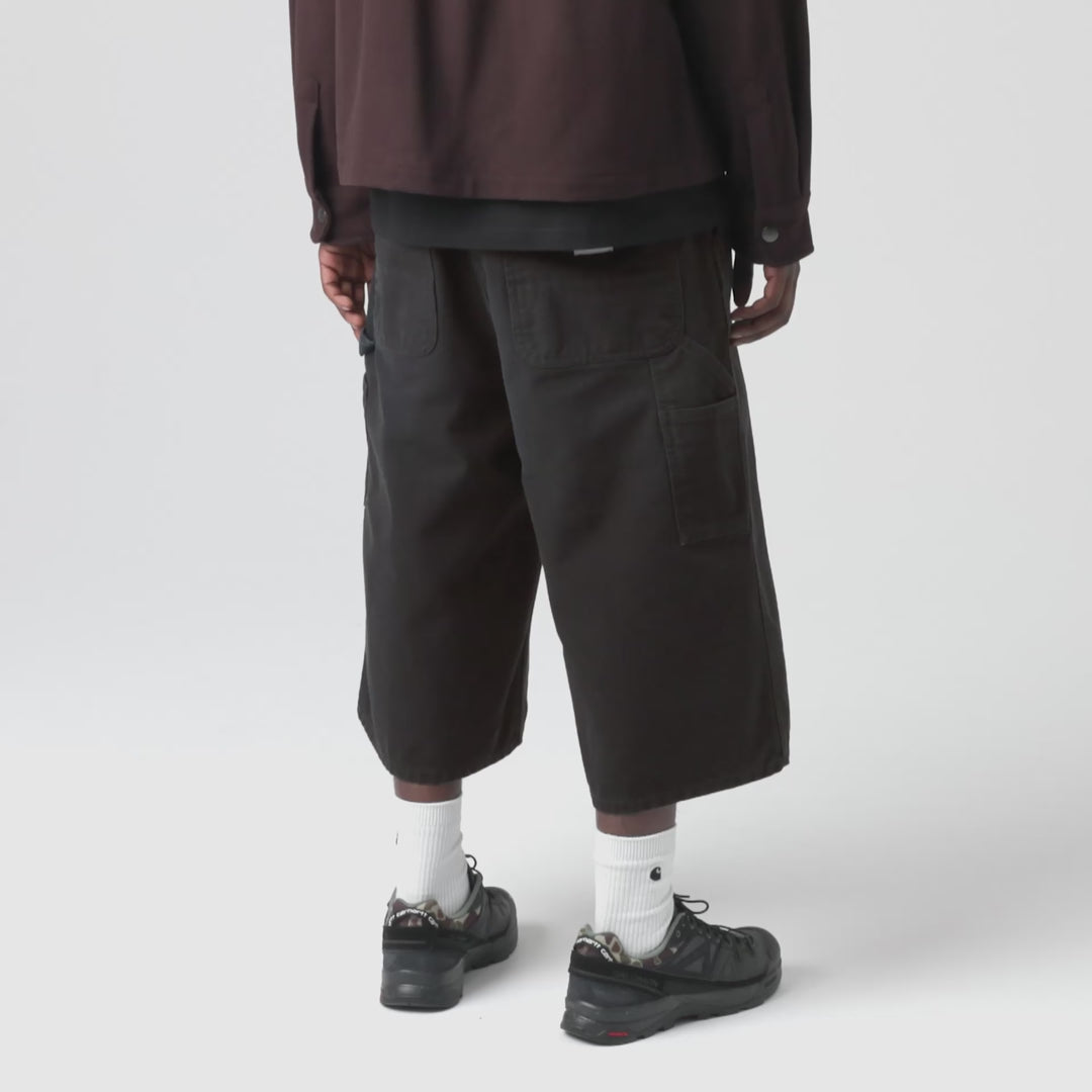 Carhartt WIP OG Single Knee Long Short in Black – Video mit Model der schwarzen Canvas-Workwear-Shorts mit Tool-Taschen und Hammerlasche.