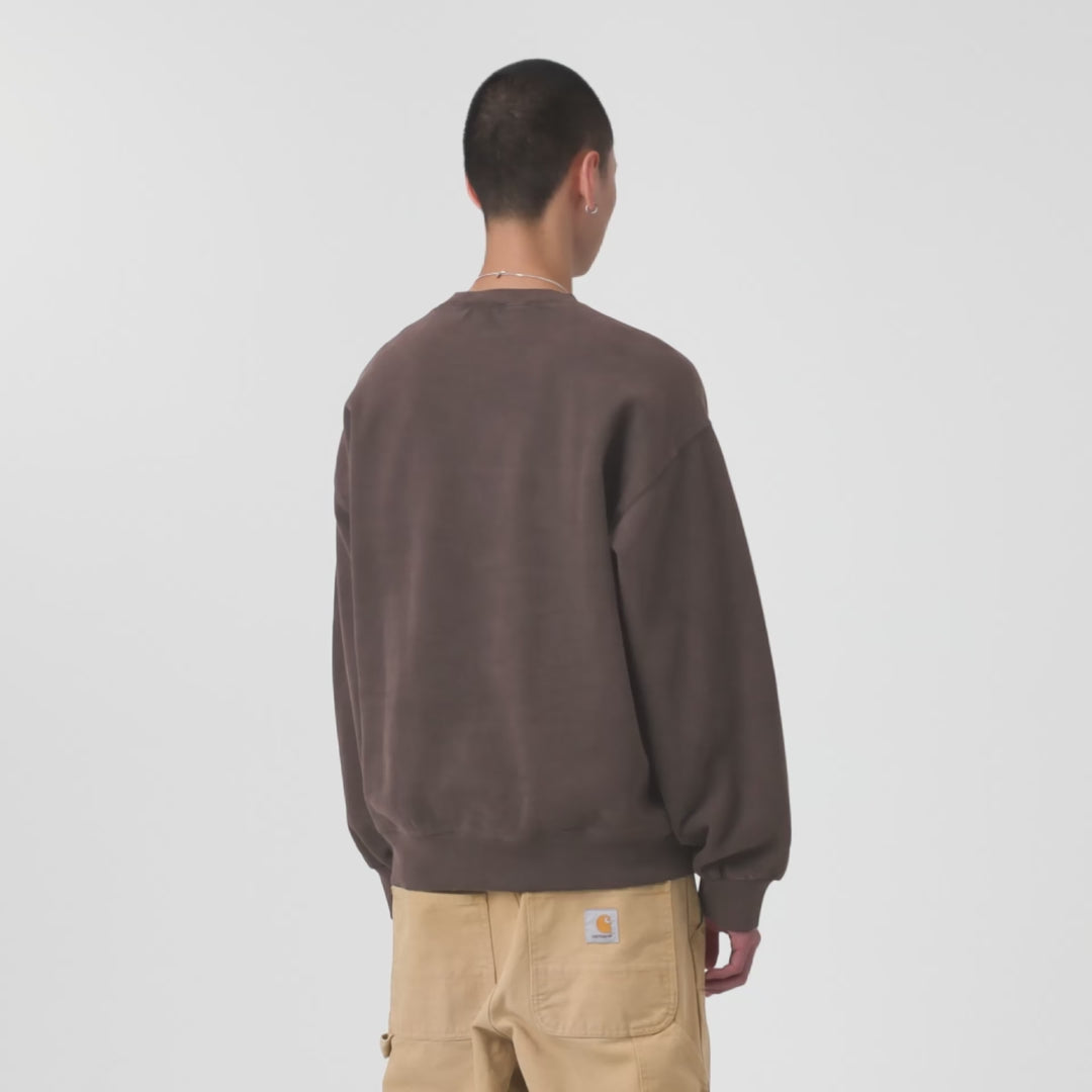 Carhartt WIP Vista Sweat in der Farbe Tobacco (Garment Dyed) Video Outfit am Model – STICKABUSH Streetwear Store Berlin-Kreuzberg