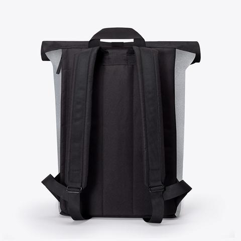 “Weißer Ucon Acrobatics Jasper Neural Rucksack aus recyceltem PET – minimalistisches Roll-Top Design bei Stickabush Berlin.“
