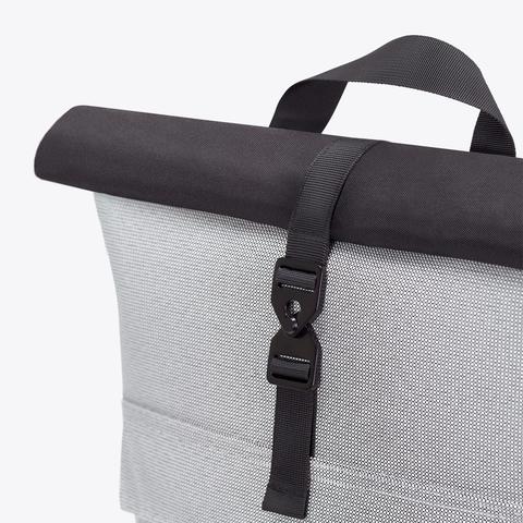 “Weißer Ucon Acrobatics Jasper Neural Rucksack aus recyceltem PET – minimalistisches Roll-Top Design bei Stickabush Berlin.“