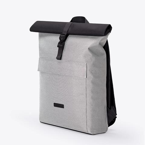“Weißer Ucon Acrobatics Jasper Neural Rucksack aus recyceltem PET – minimalistisches Roll-Top Design bei Stickabush Berlin.“