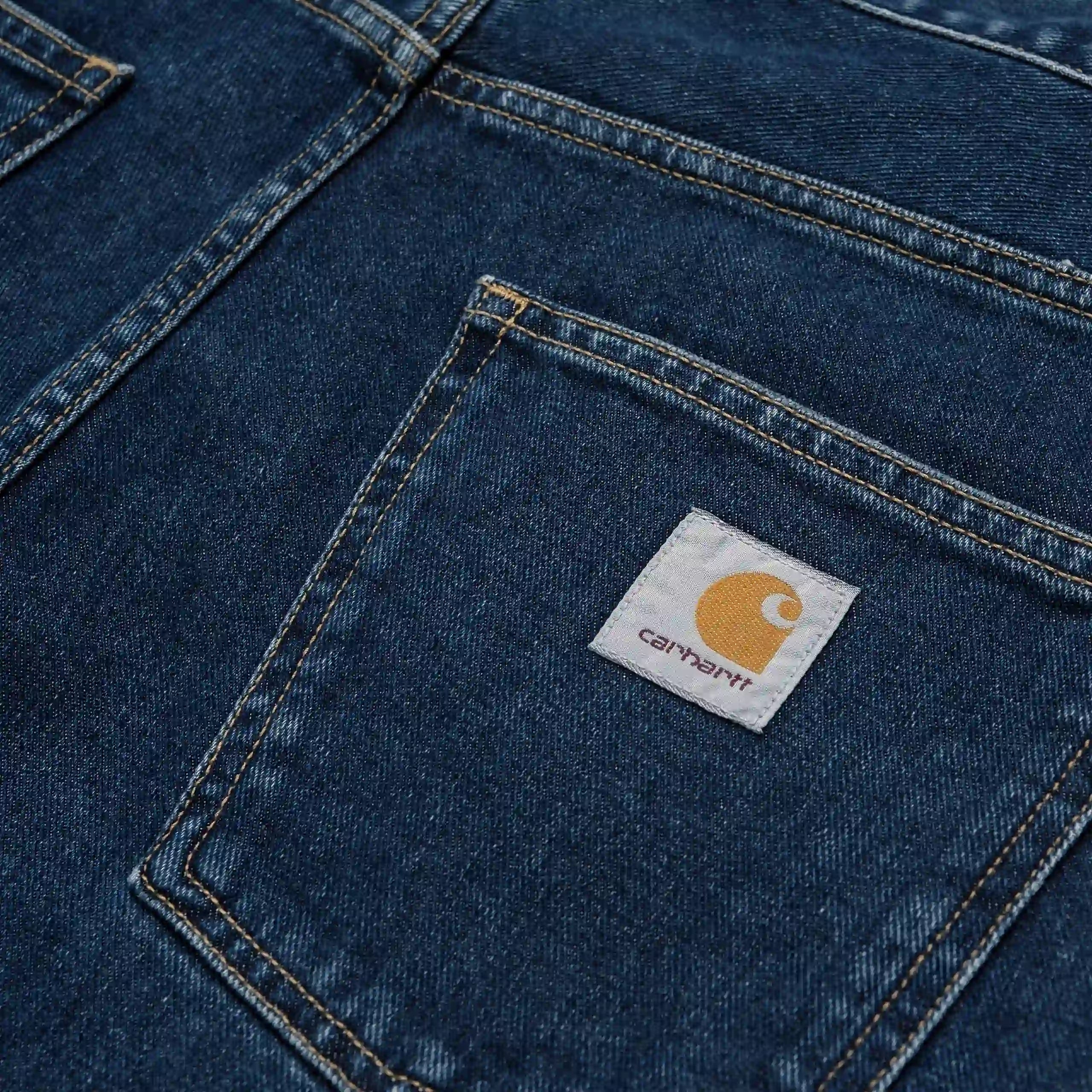 „Carhartt WIP Newel Pant Jeans in der Farbe Blue stone washed mit lockerem Relaxed Tapered Schnitt im Berliner Store von Stickabush erhältlich.“
